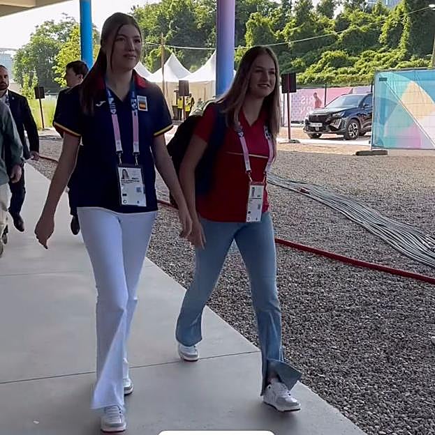 Sofía y Leonor con pantalones campana.