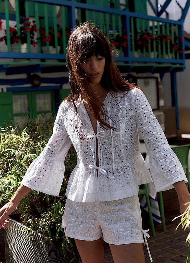Imagen - Blusa con bordados y lazo de Zara.