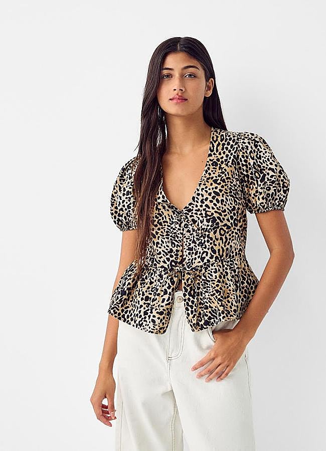 Imagen - Blusa con lazos y estampado animal de Bershka.