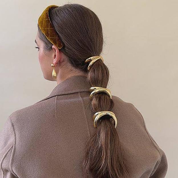 Coleta burbuja con accesoriso de pelo tipo pony cuff y diadema