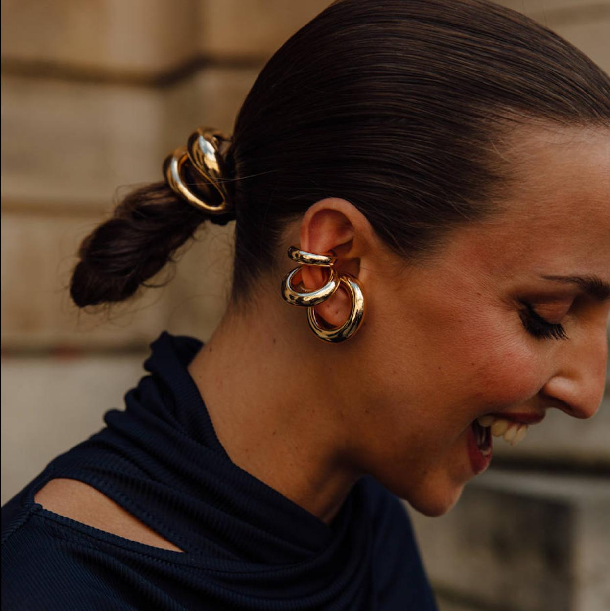 Influencer con peinado con pony cuff