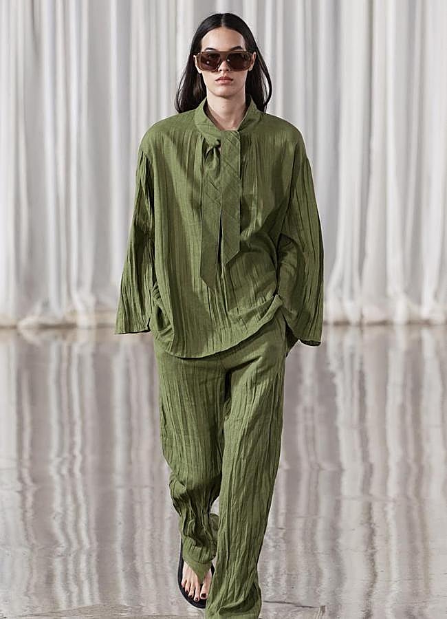 Imagen - Conjunto efecto arrugado en verde de Zara.