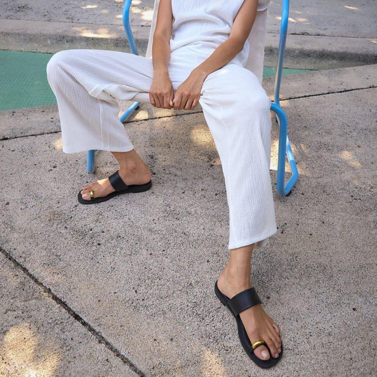 Modelo con sandalias con adorno metálico