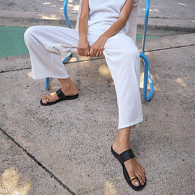 Sandalias con adornos metálicos, la moda más elegante del verano