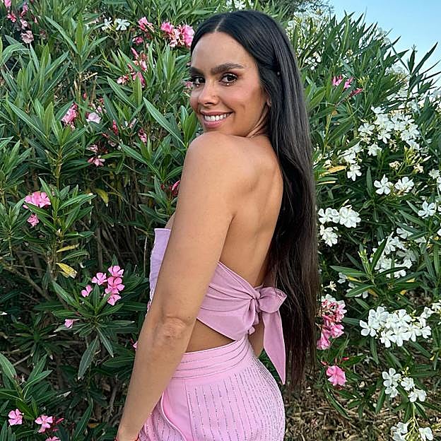 Cristina Pedroche copia a la reina Letizia y se une a los zapatos efectos pies descalzos con estas sandalias comodísimas