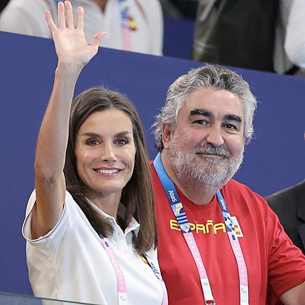 Una Letizia radiante vuelve a París: pantalones y polo blanco de la equipación olímpica española para ver al equipo de waterpolo femenino