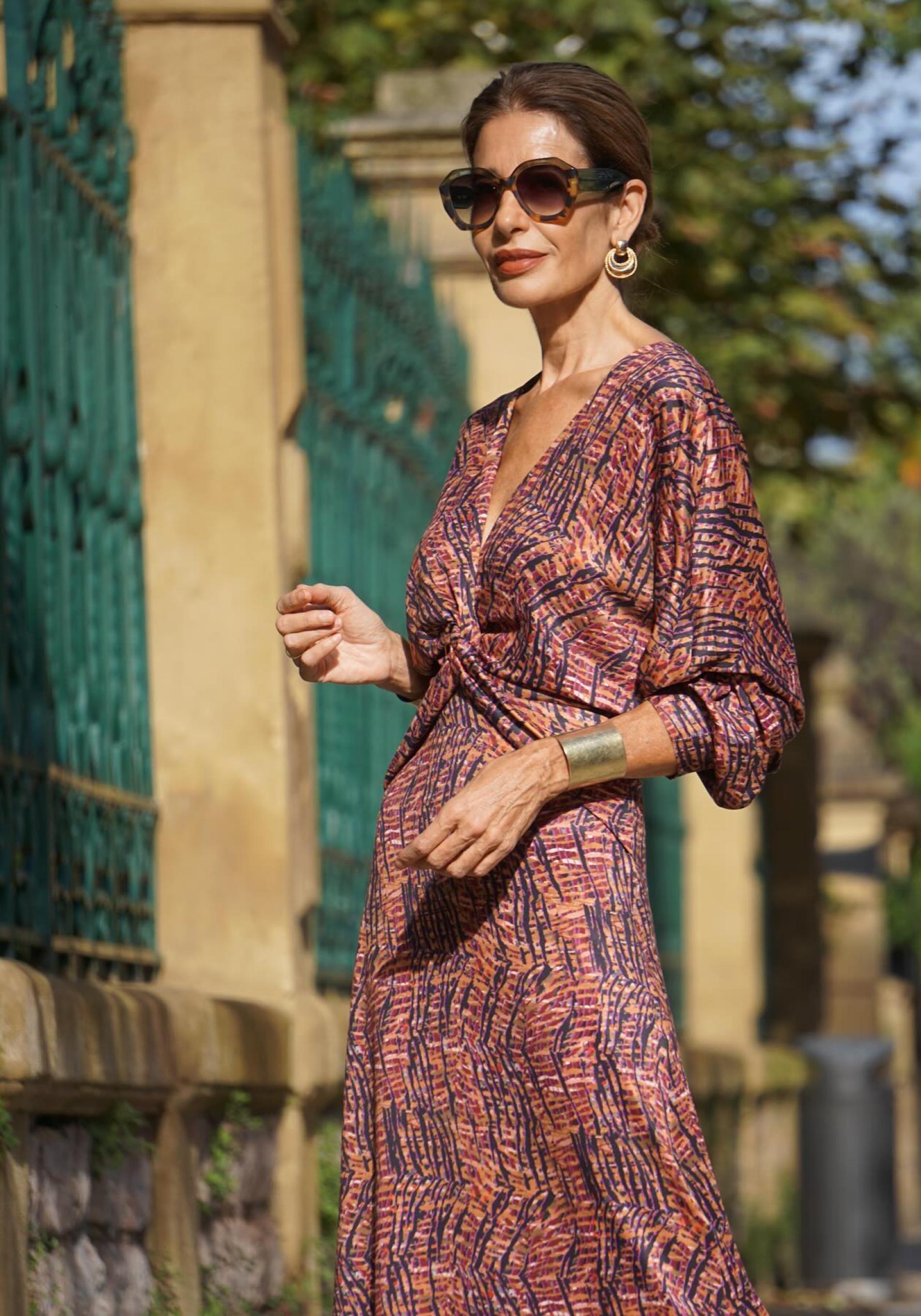 Influencer con vestido de entretiempo