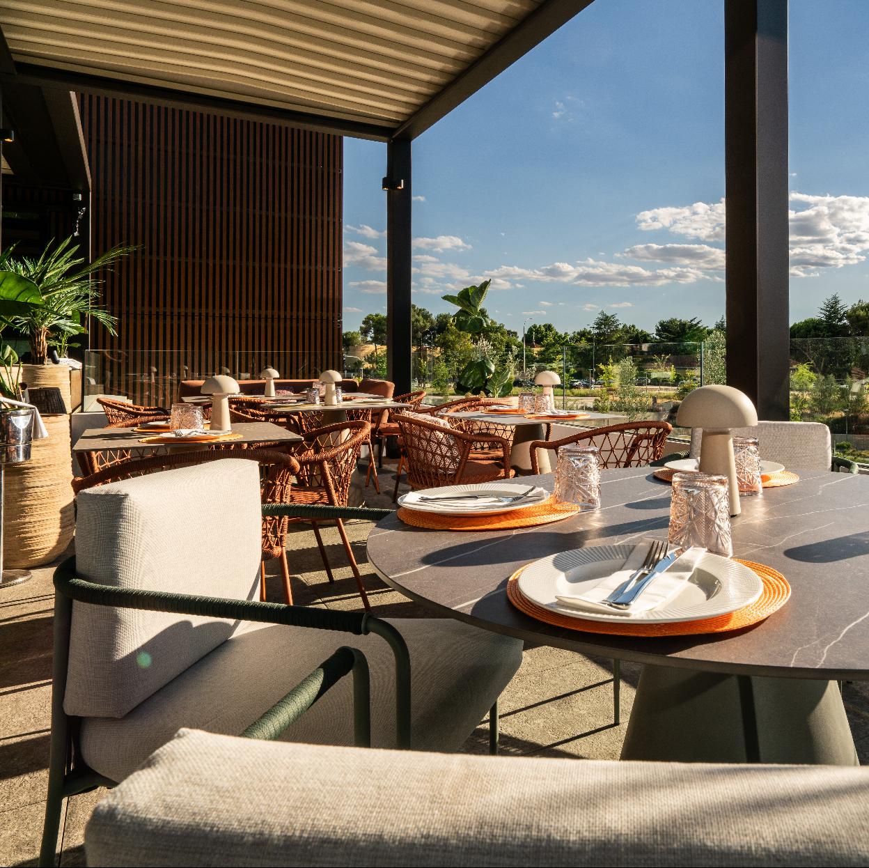 La terraza de La Máquina Caleido, uno de los espacios perfectos para disfrutar de la buena gastronomía en agosto en Madrid.