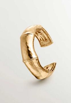 Imagen secundaria 2 - Vestido lencero con cuello halter de seda de Chloé (2.890€)/ Botas cowboy altas arena con tacón de Bosanova (39,95€)/ Brazalete rígido de plata 925 bañada en oro amarillo de 18K con forma de bambú de Aristocrazy (499€)