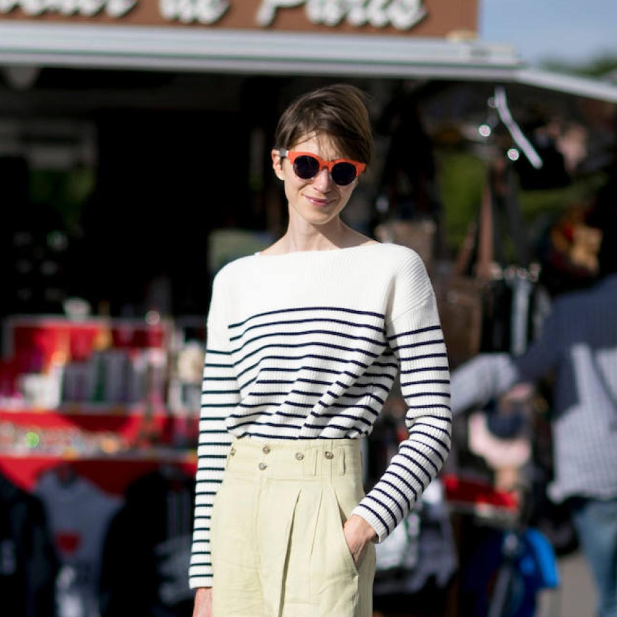 Influencer francesa con look estilo parisino