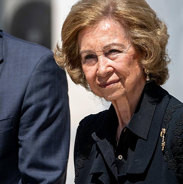 El look sobrio y elegante de la reina Sofía en el funeral de su tío, Miguel de Grecia: falda plisada y accesorios especiales 