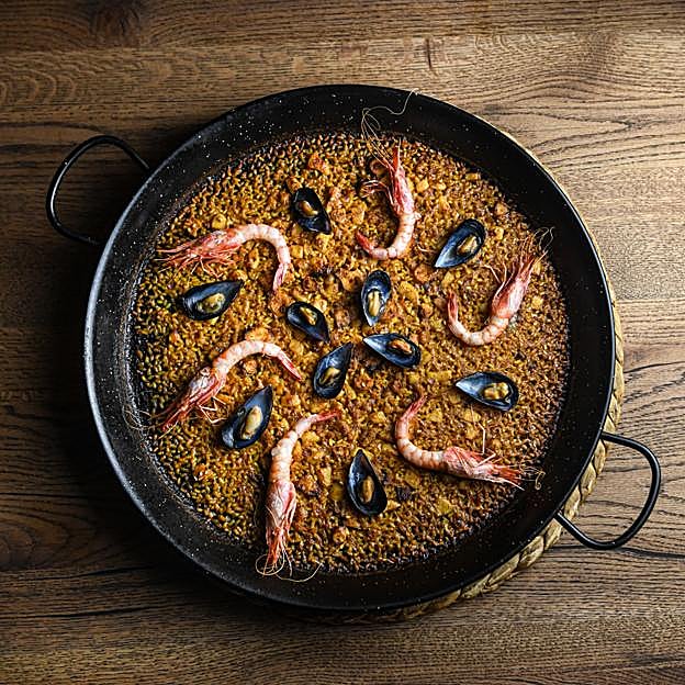 La paella de pescado y marisco del restaurante menorquín Aquarium. / DR