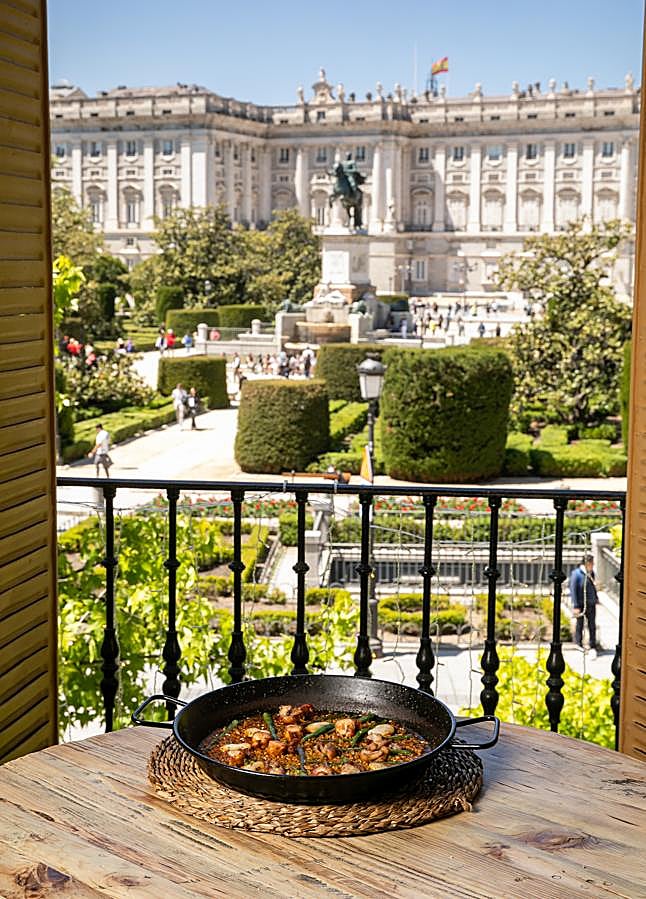 Imagen - El restaurante marisquería La lonja del mar, con vistas al Palacio Real. / DR