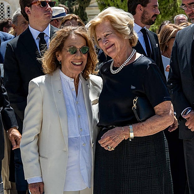 Marina Karella abraza sonriente a Ana de Dinamarca. 