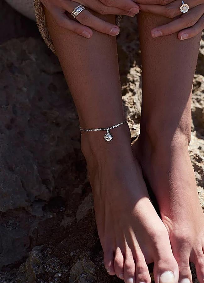 Imagen - Tobillera plateada con detalle sol de San Saru.