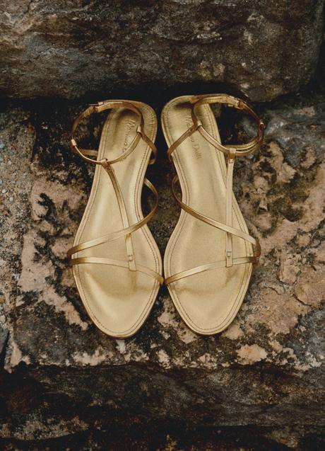 Imagen - Sandalias doradas de Massimo Dutti (79,95 euros)