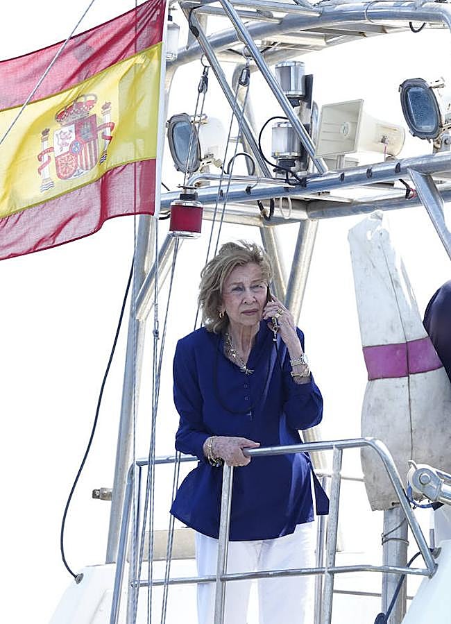 Imagen - La reina Sofía con un look de estilo marinero. / LIMITED PCITURES