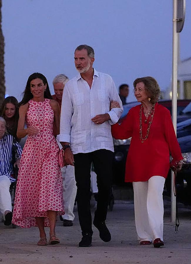 Imagen - La reina Letizia, el rey Felipe y la reina Sofía en su llegada al restaurante. / LIMITED PICTURES
