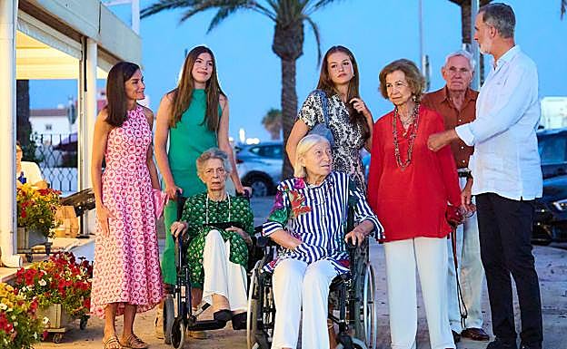 La foto de grupo de la familia real, junto a Irene de Grecia y Tatiana Radziwill, en silla de ruedas. 