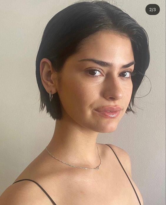 Modelo con corte de pelo bixie con mechones desfilados por los pómulos