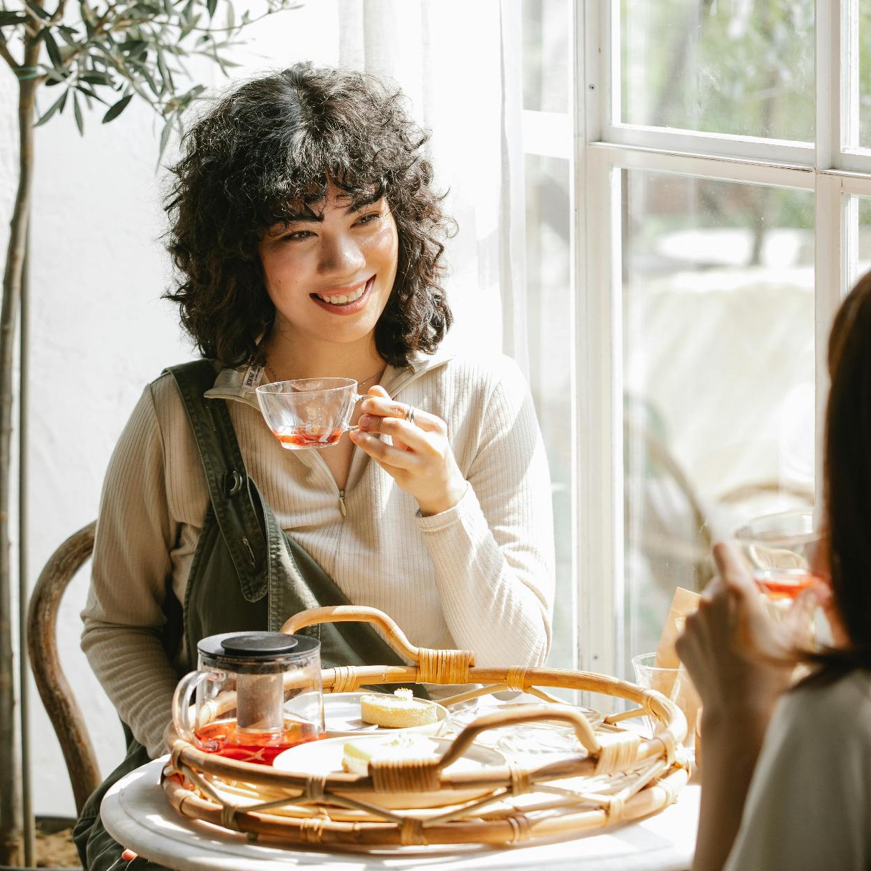 Mujer disfrutando de una alimentación saludable. 