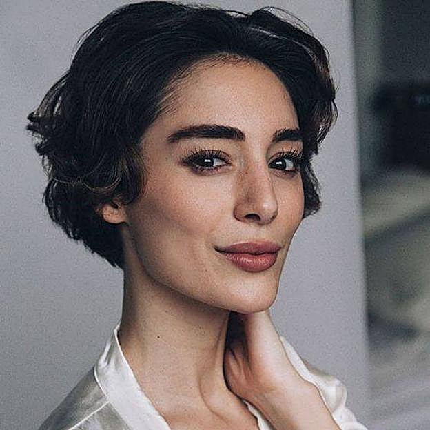 Mujer con corte de pelo bixie