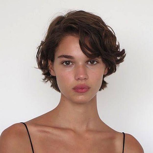 Modelo con bixie en pelo ondulado