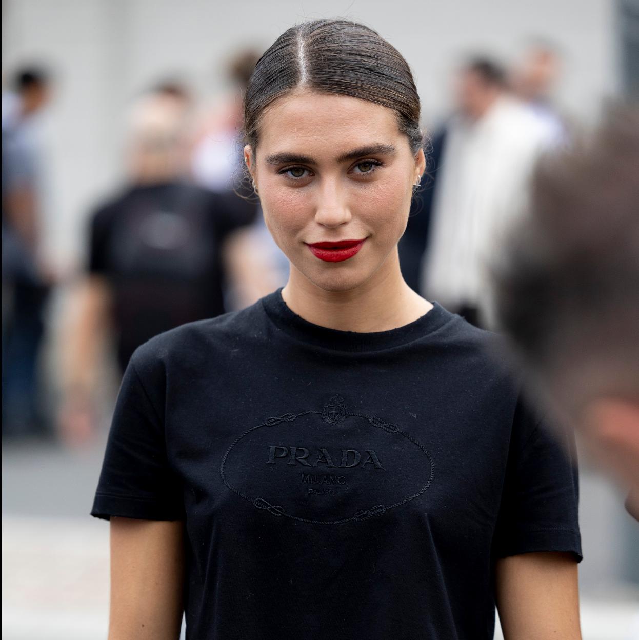 Look con camiseta negra.