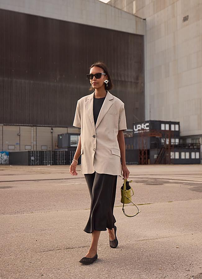 Imagen - Look con blazer de manga corta. Foto: Launchmetrics spotlight