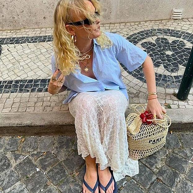 Influencer con look de verano con falda de encaje