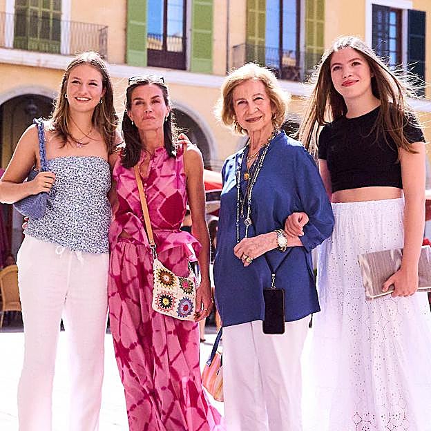 El polémico paseo de Letizia y sus hijas por Palma: el susto de la reina Sofía, mercadillo a 38 grados y Leonor al volante