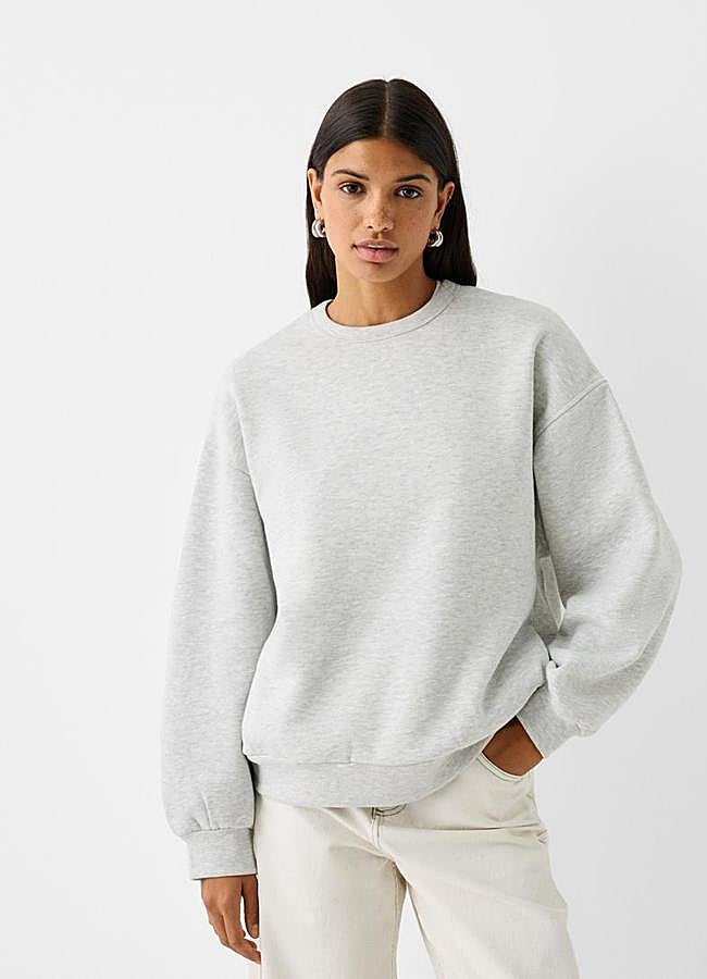 Imagen - Sudadera en color gris de Bershka.