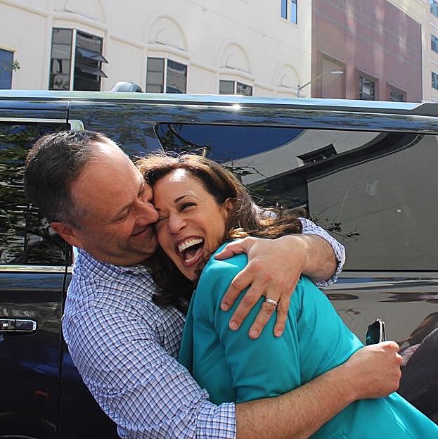 La pareja, que se casó en 2014, en una imagen afectuosa compartida en la cuenta de Instagram de la candidata. 