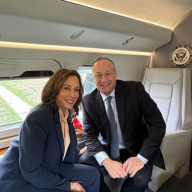 Kamala Harris y Doug Emhoff en el avión de la vicepresidenta de camino a un evento de campaña. 