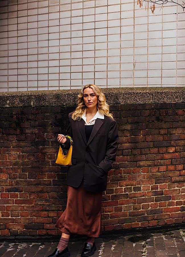 Imagen - Conjunto en tonos tierra de falda larga.