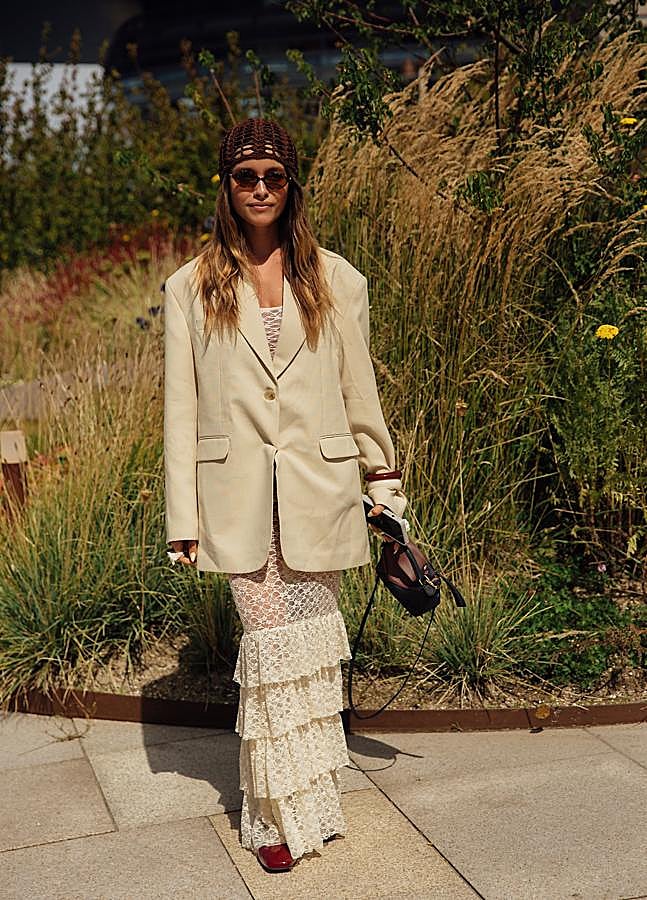 Imagen - Look con falda larga romántica de encaje y volantes.