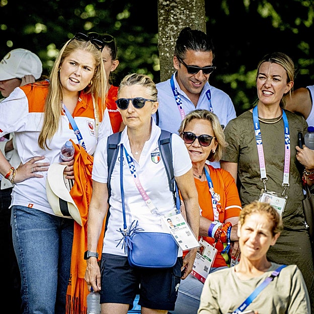Amalia de Holanda y Marta Ortega, acompañada de su marido Carlos Torretta, coinciden en una prueba hípica en París. 