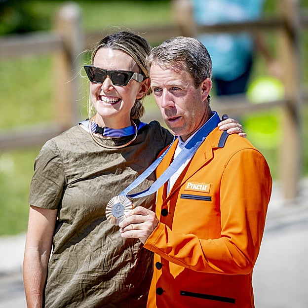 Marta Ortega posa con el jinete holandés Maikel van der Vleuten, ganador de la medalla de bronce con un caballo propiedad de la heredera de Inditex.