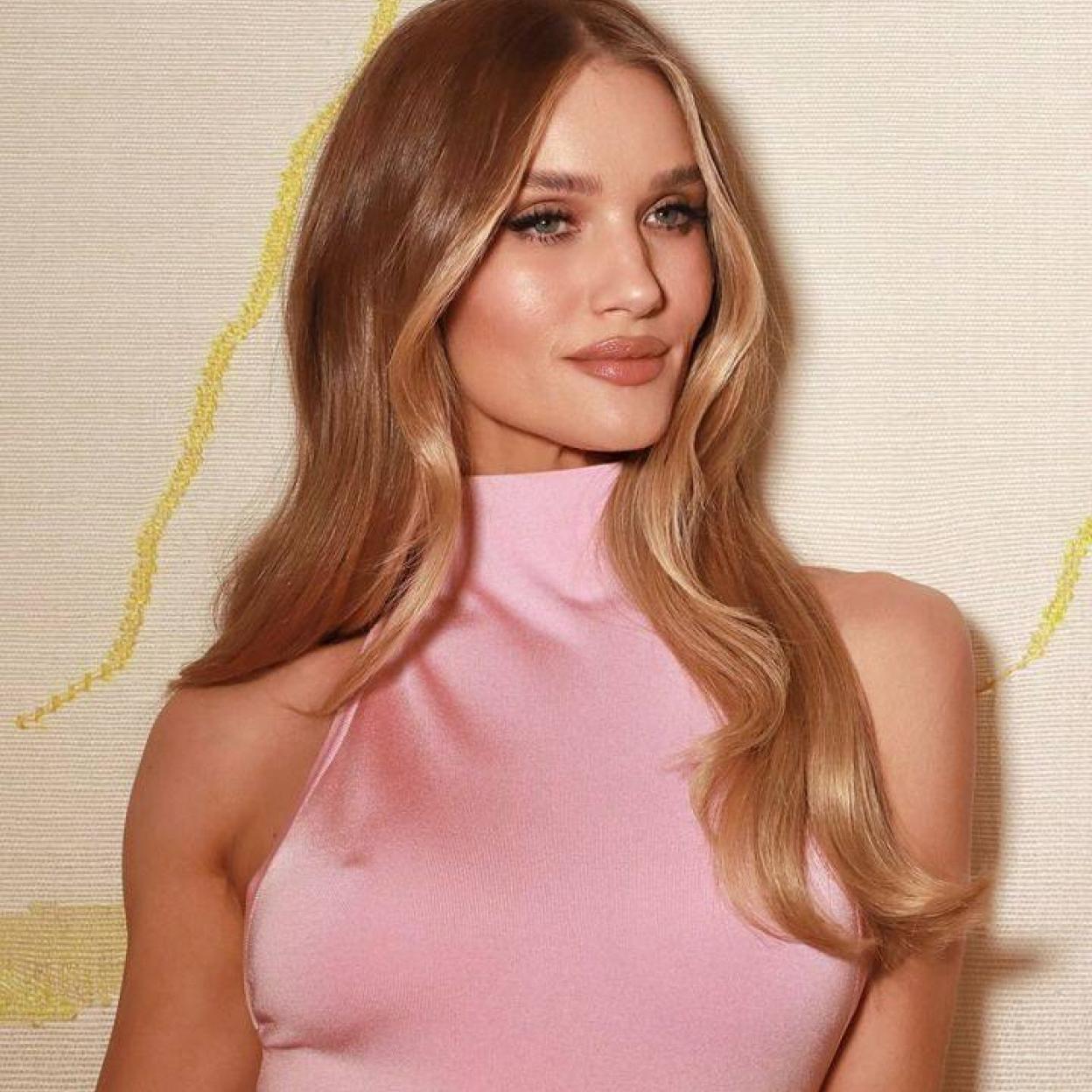 Rosie Huntington-Whiteley con piel glowy