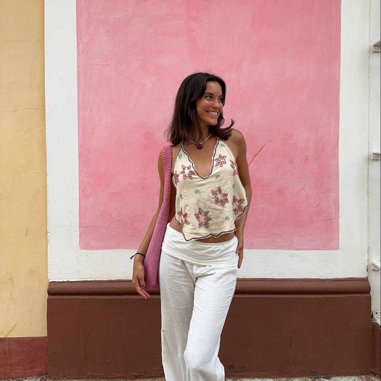 Influencer con top para looks de vacaciones de Pull&Bear