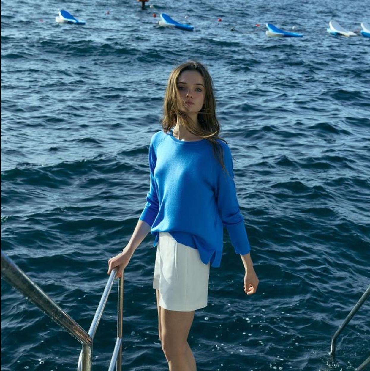 Vestidos estampados, sandalias de tacón bajo, bolsos calados y muchas otras muchas compras totalmente ineludibles.