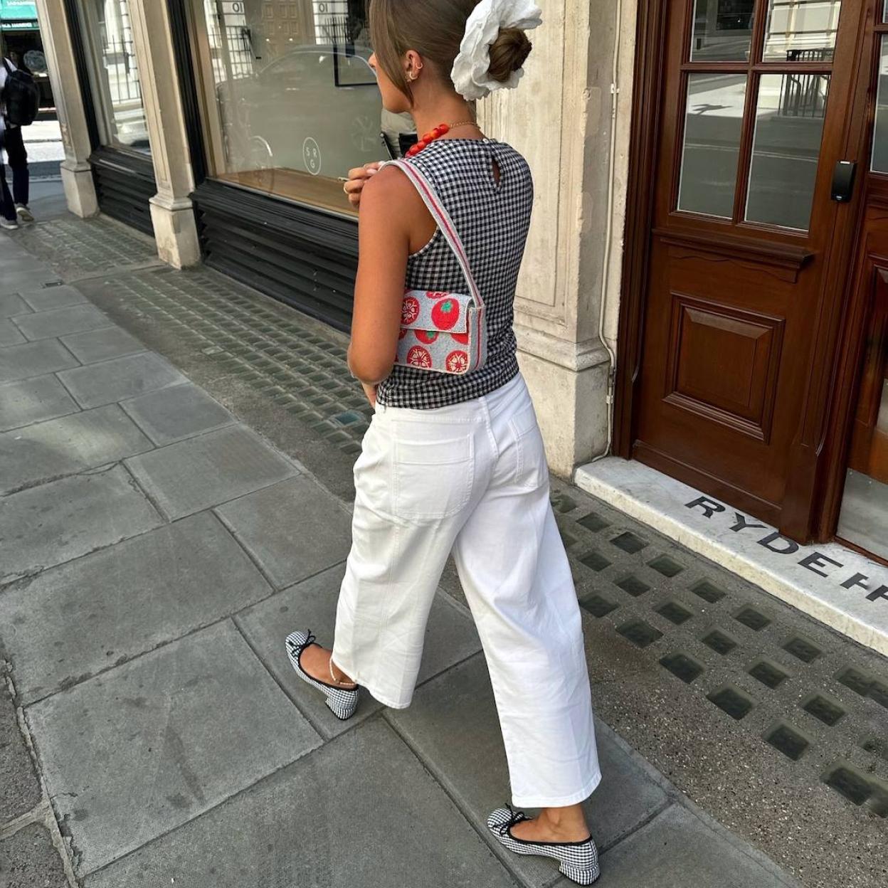 Influencer con bailarinas de tacón bajo