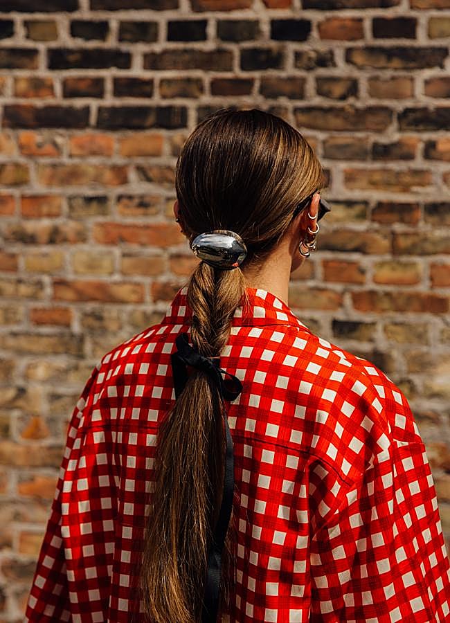 Imagen - Un recogido con trenza y accesorios. Foto: launchmetrics spotlight