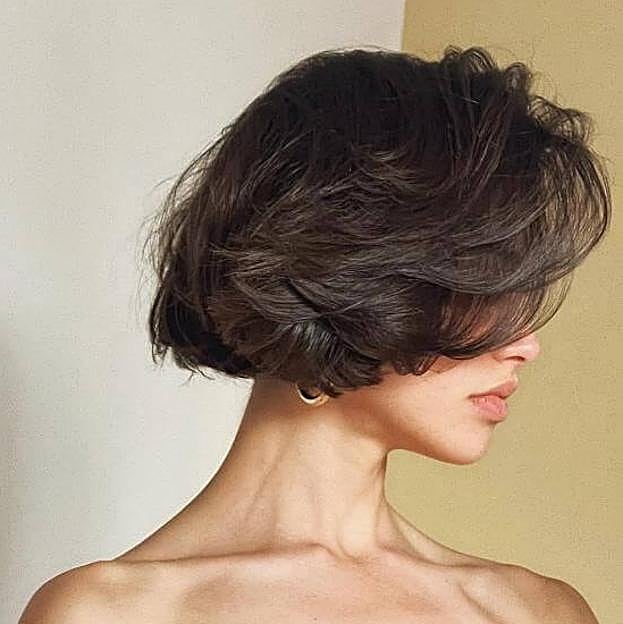 Corte de pelo micro bob con capas feathered largas