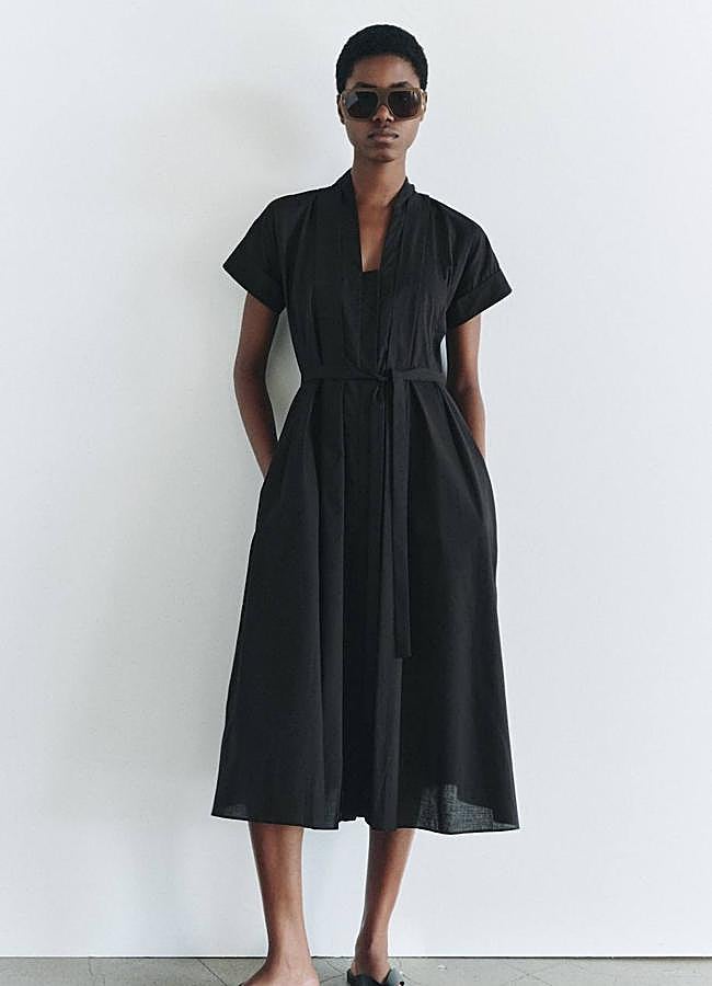 Imagen - Vestido camisero elegante color negro en tejido plisado