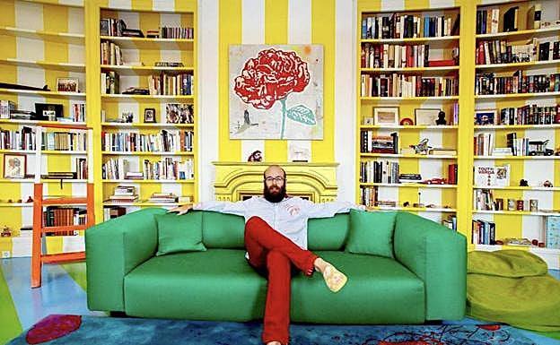 Tristán, hijo mayor de Ágatha Ruiz de la Prada y Pedro J. Ramírez, en la biblioteca del piso que acaba de vender su madre. 