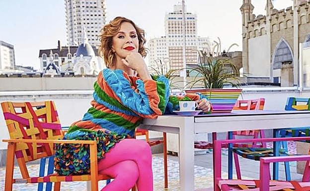 Ágatha Ruiz de la Prada, rodedada de decoración que es muy ella. 