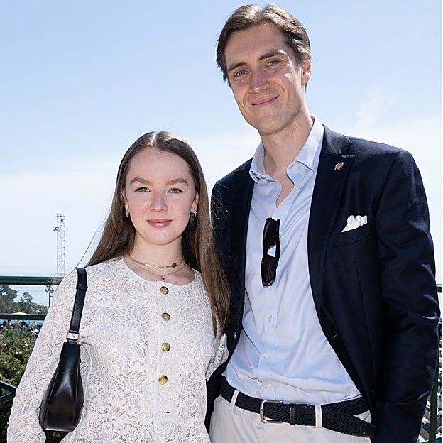 La princesa Alexandra de Hannover, con blusa blanca romántica, acompañada de su novio Ben-Sylvester Strautmann. 