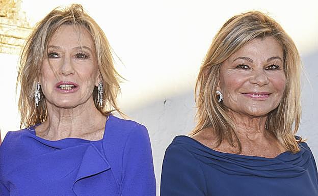 Miriam y Cari Lapique, en la boda de Javier Prado y Catalina Vereterra Gastearen en Medina Sidonia (Cadiz), el pasado septiembre. 