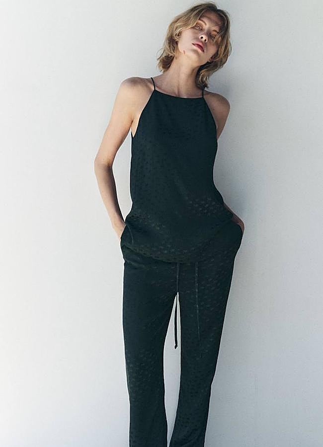 Imagen - Conjunto satinado de lunares con blusa halter y pantalón